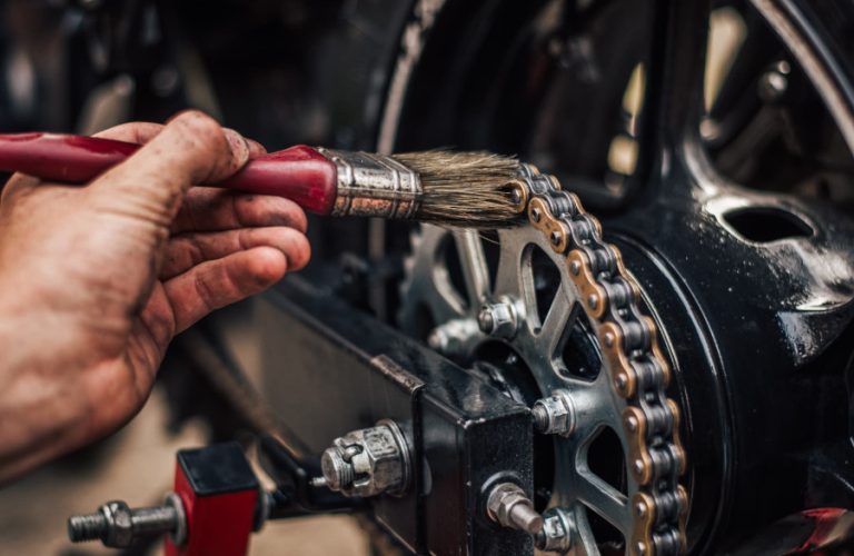 チェーンメンテナンスをする人